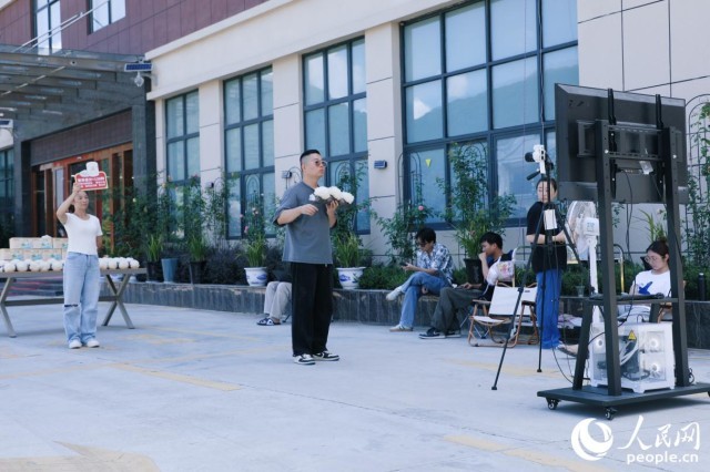 福建天天源生物科技有限公司员工正在直播带货，向网友们介绍当地自主培育的新品种——有机富硒本草银耳。人民网 李唯一摄