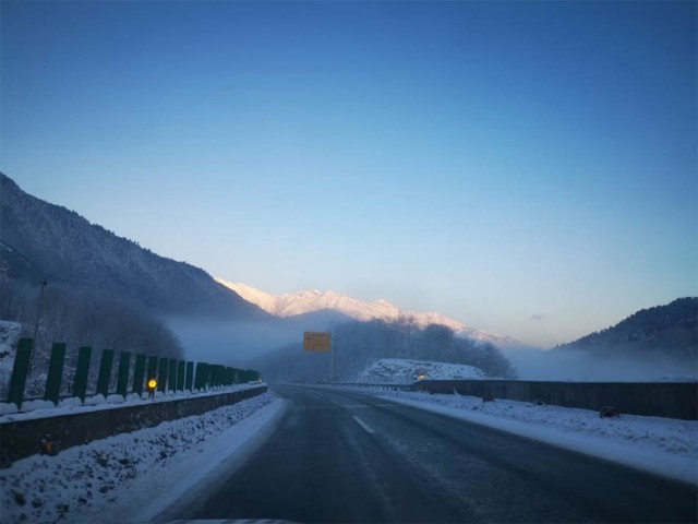 拖乌山雪景图片