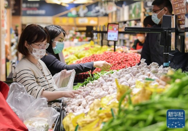 顾客在上海市松江区一家超市选购蔬菜（5月10日摄）。
