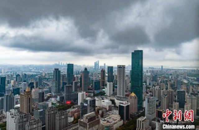 13日，受台风“梅花”外围影响的南京上空。　泱波 摄