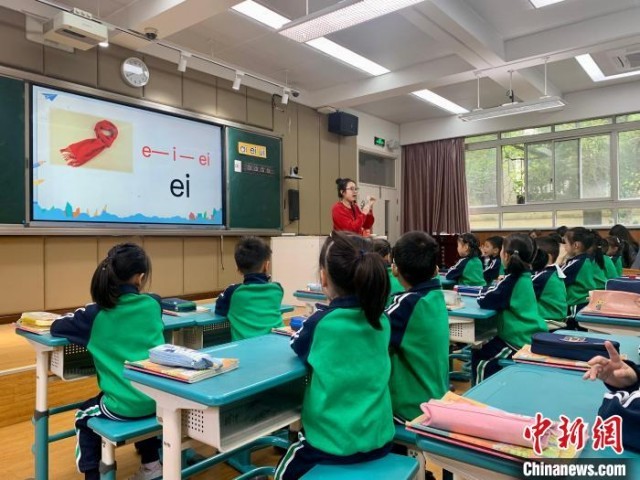 杭州市星洲小学教师给学生上语文课 杭州市星洲小学 供图