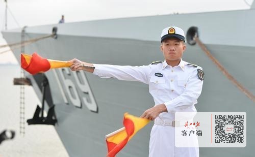 "兵兵"与武汉舰会师了,还学会用旗语祝福武汉军运