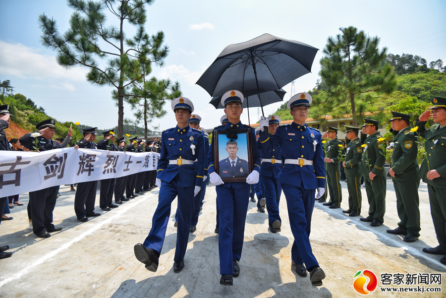 寻乌万人夹道迎接烈士古剑辉魂归故里