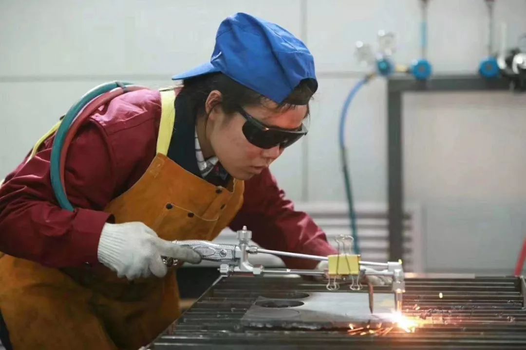 西安高陵区建档立卡贫困户胡敏荣获全国冷作钣金技能大赛"巾帼精英奖"