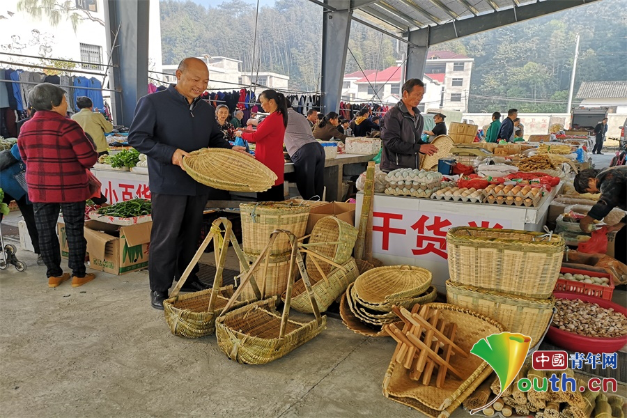 茭湖乡农贸市场开业现场 万载县扶贫办供图