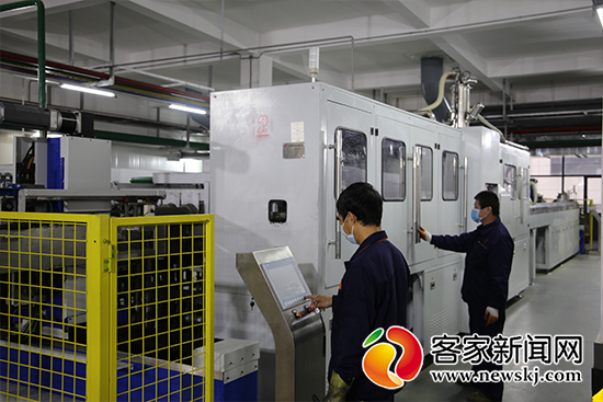 图为江西翔鹭钨业有限公司工作人员正对车间机器设备进行最后调试.