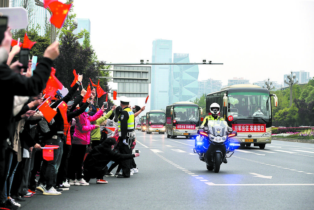 成都市民自发组成欢迎队伍,迎接英雄凯旋