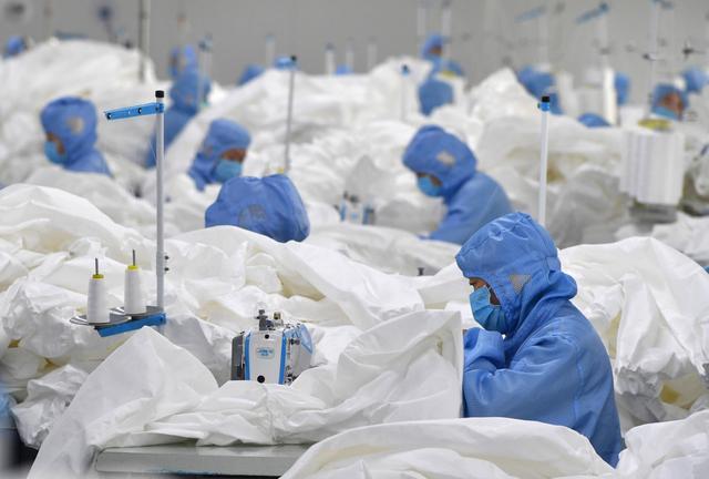 地方资讯 >> 正文   ↑4月9日,技术人员在河南亚都实业有限公司实验室