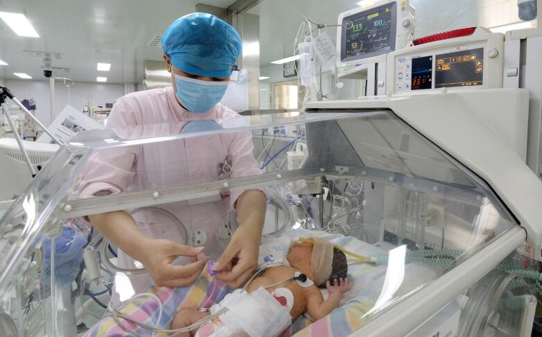 5月1日,河北省邯郸市第四医院新生儿重症监护室的护士在为患儿