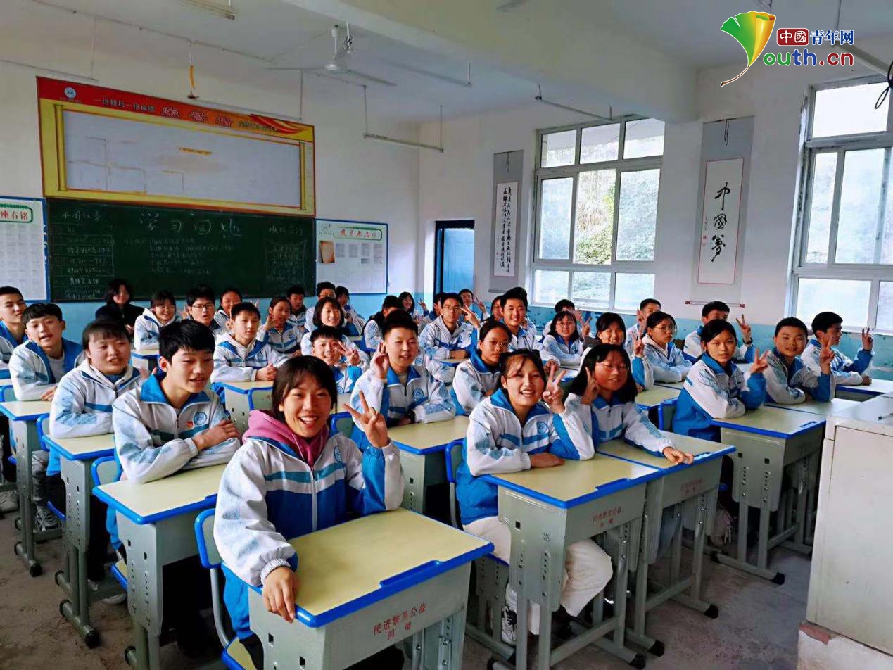 民进繁星公益行走进四川通江县泥溪中学