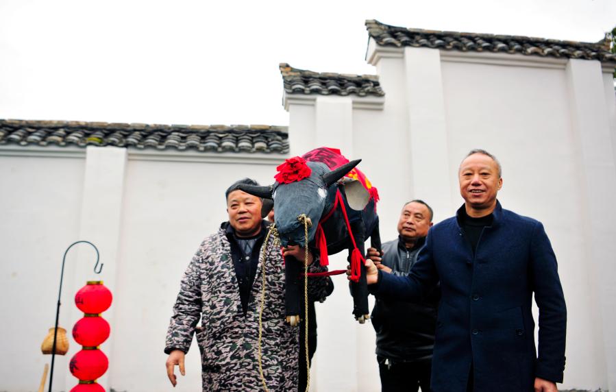 江西万载:闹"春牛" 迎新年