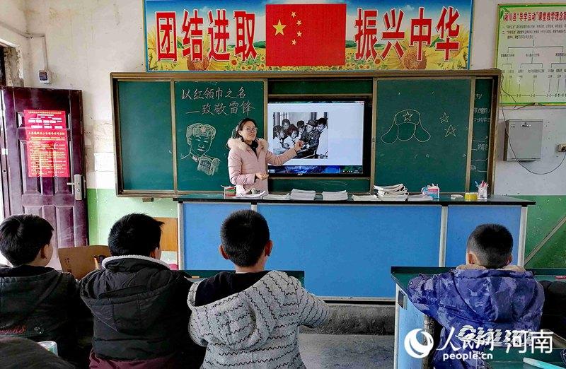 程洼小学老师给同学们讲雷锋事迹。