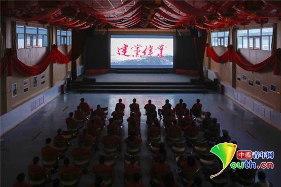 采油六厂组织员工观看《建党伟业》,组织多种形式纪念建党100周年