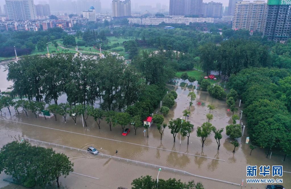 7月22日,河南新乡市平原路道路被积水淹没(无人机照片.