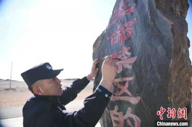 中国西部“生命禁区”里的警察身影：为民众采购年货不亦乐乎