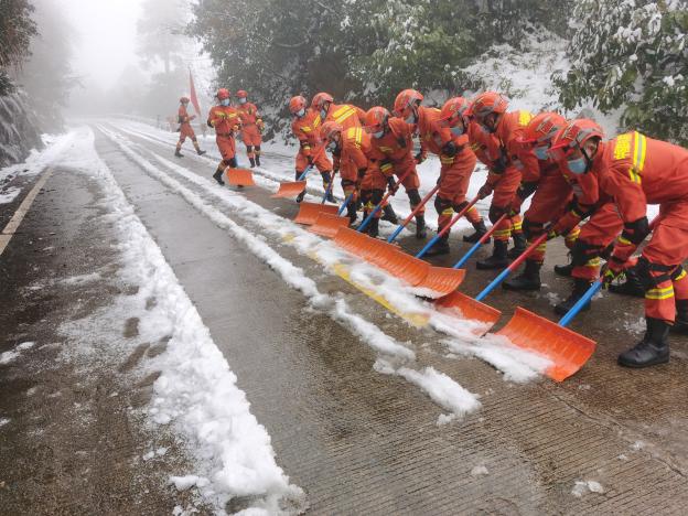 緊急出動破險情鏟冰除雪當先鋒