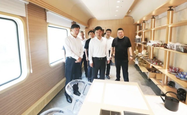 隋洪波与吴新红共同参观“林都号”旅游列车 并就首发开行工作进行座谈