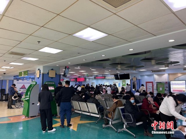 11月28日晚，北京儿童医院门诊大楼，内科小夜门诊的分诊台人潮涌动。张钰惠 摄