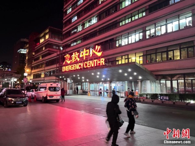 11月28日晚，北京儿童医院急救中心。邵萌 摄