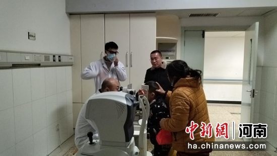 图为南阳中心医院的医生在给孩子检查眼睛。单岚 摄