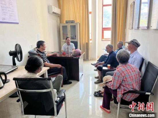 图为安义县乔乐乡“母舅诉调”办公室的调解现场。詹百香 摄