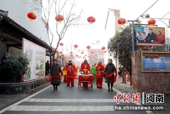 图为张庄村幸福路上正在举行民俗巡演。 朱恒 摄