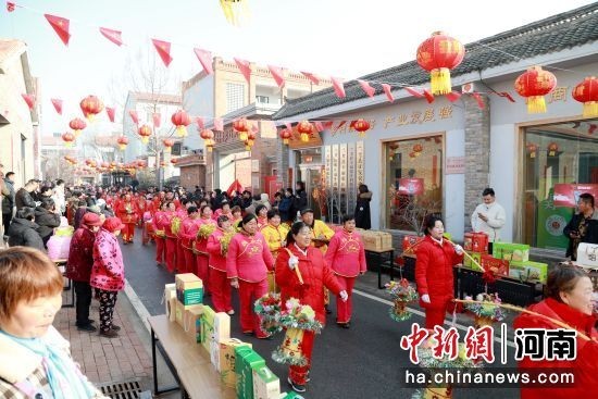 图为幸福路上民俗巡演热闹非凡。 朱恒 摄