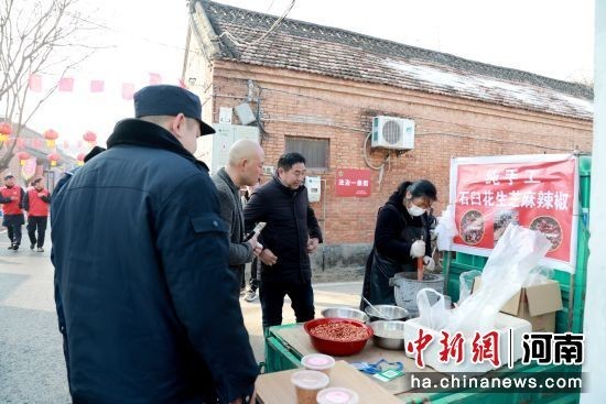 图为群众正在购买兰考特色产品。 朱恒 摄