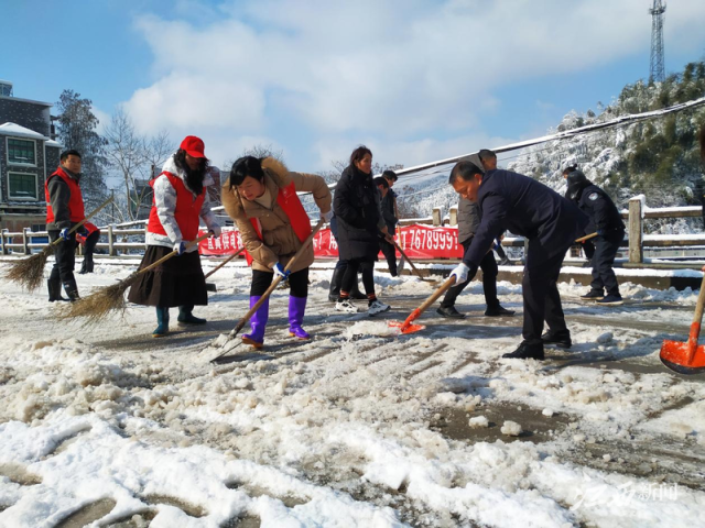 以雪为令抚州宜黄县梨溪镇党员铲雪暖人心