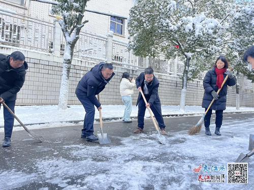 宜黃二中剷雪除冰共聚力全力以赴保安全