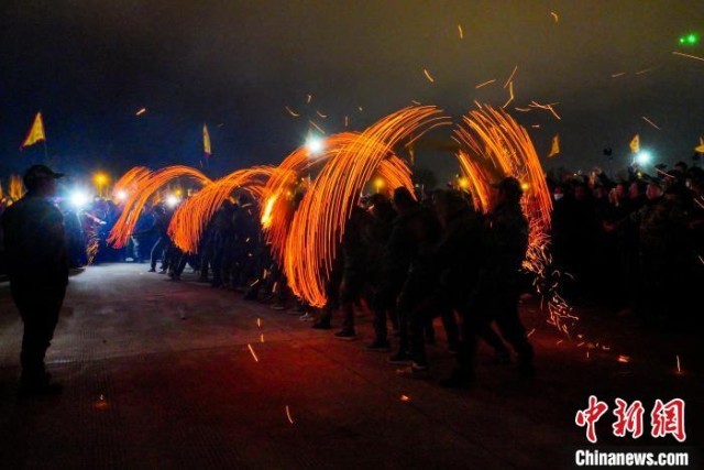 （新春走基层）江西龙南：舞动客家民俗香火龙热热闹闹迎元宵