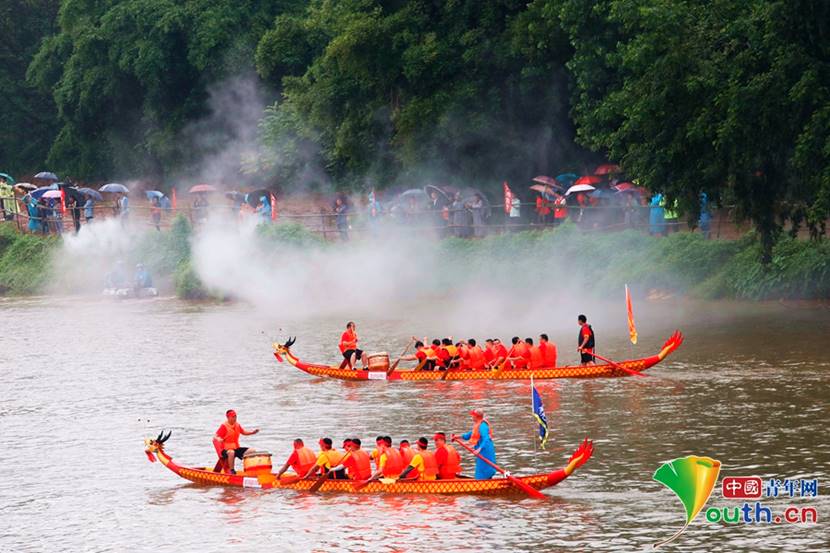 "蛟龙"闹碧水 赣州南康区乡村龙舟赛精彩上演