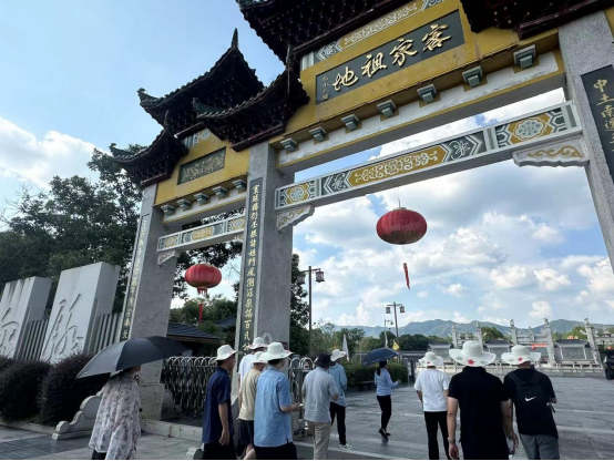 采访调研团来到石壁客家祖地。海峡网记者 李牧晨 摄