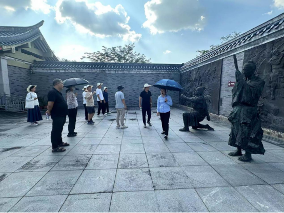 讲解员介绍客家先民浮雕群。海峡网记者 李牧晨 摄