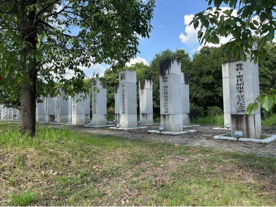 道路两侧的姓氏纪念碑。海峡网记者 李牧晨 摄