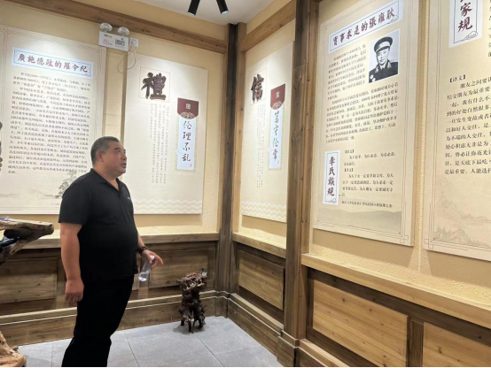 八德堂内，共和国少将张雍耿的侄子张伙金讲述张雍耿“一筐鲜枣走上革命路”的故事。海峡网记者 李牧晨 摄