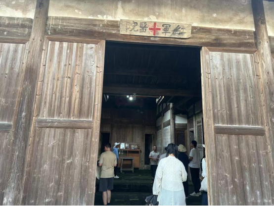 采访调研团走进住院部旧址。海峡网记者 李牧晨 摄