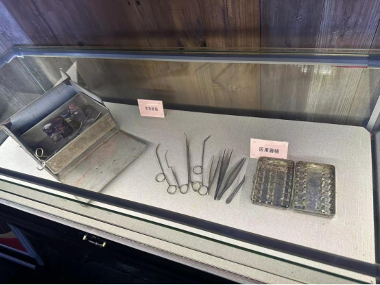 住院部旧址内的医用器械文物展示。海峡网记者 李牧晨 摄