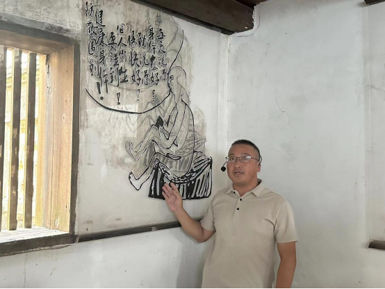 带有漫画的医疗卫生标语。海峡网记者 李牧晨 摄