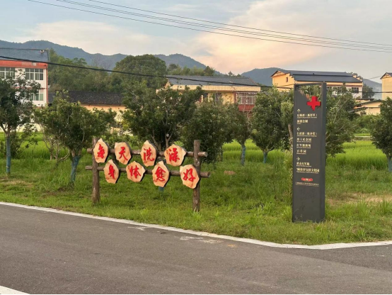 陈塘村村道旁的“红军标语”。海峡网记者 李牧晨 摄