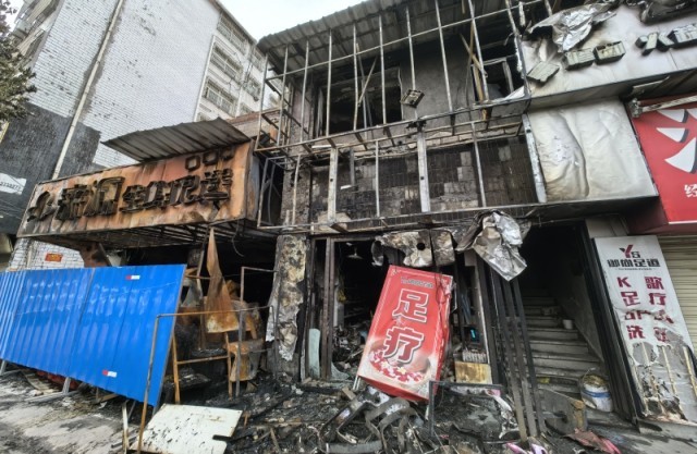 5月15日，凌华女士家足疗店发生火灾后店面被全部烧毁。宁静摄