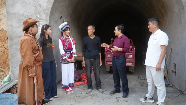 西安欧亚学院赴子洲县圐圙山村开展中秋走访慰问暨乡村振兴调研