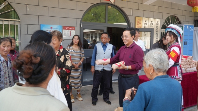 西安欧亚学院赴子洲县圐圙山村开展中秋走访慰问暨乡村振兴调研