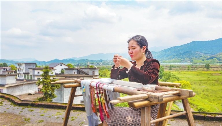 民生热点 >> 正文         看到家乡美丽的风景,杨倩会用手机拍下来