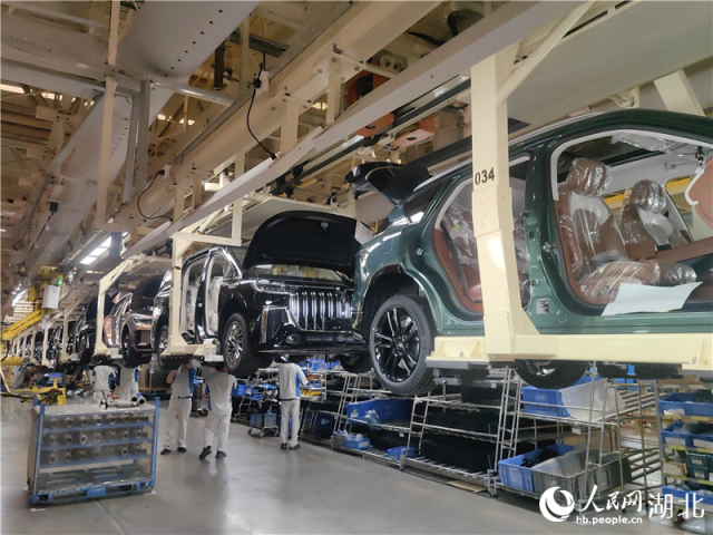 岚图新能源汽车生产线。人民网记者 肖璐欣摄
