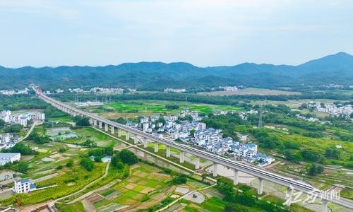 江西信丰:高铁线上的秀美乡村