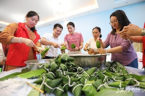 迎端午社区包粽子活动 W020240608582481777240.jpg