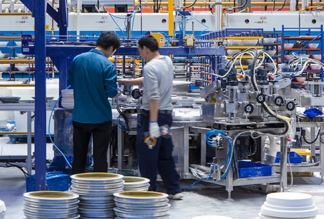 工人在各条生产线上忙碌。