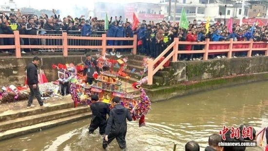 活动现场祈福的群众。　南康区融媒体中心供图