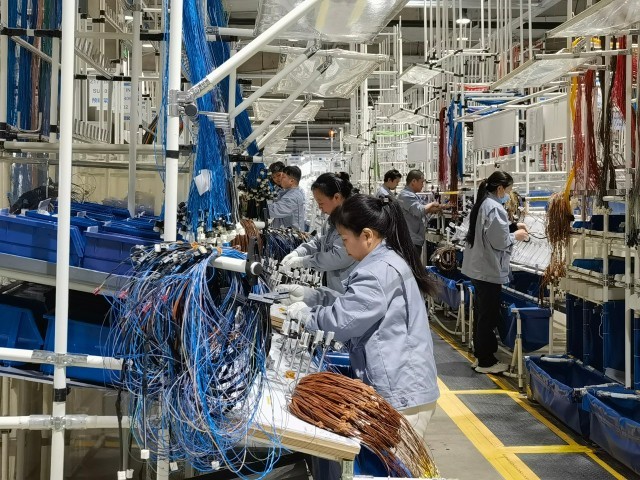 廊坊莱尼线束系统有限公司车间内，工人正在进行包胶作业。荣志华供图